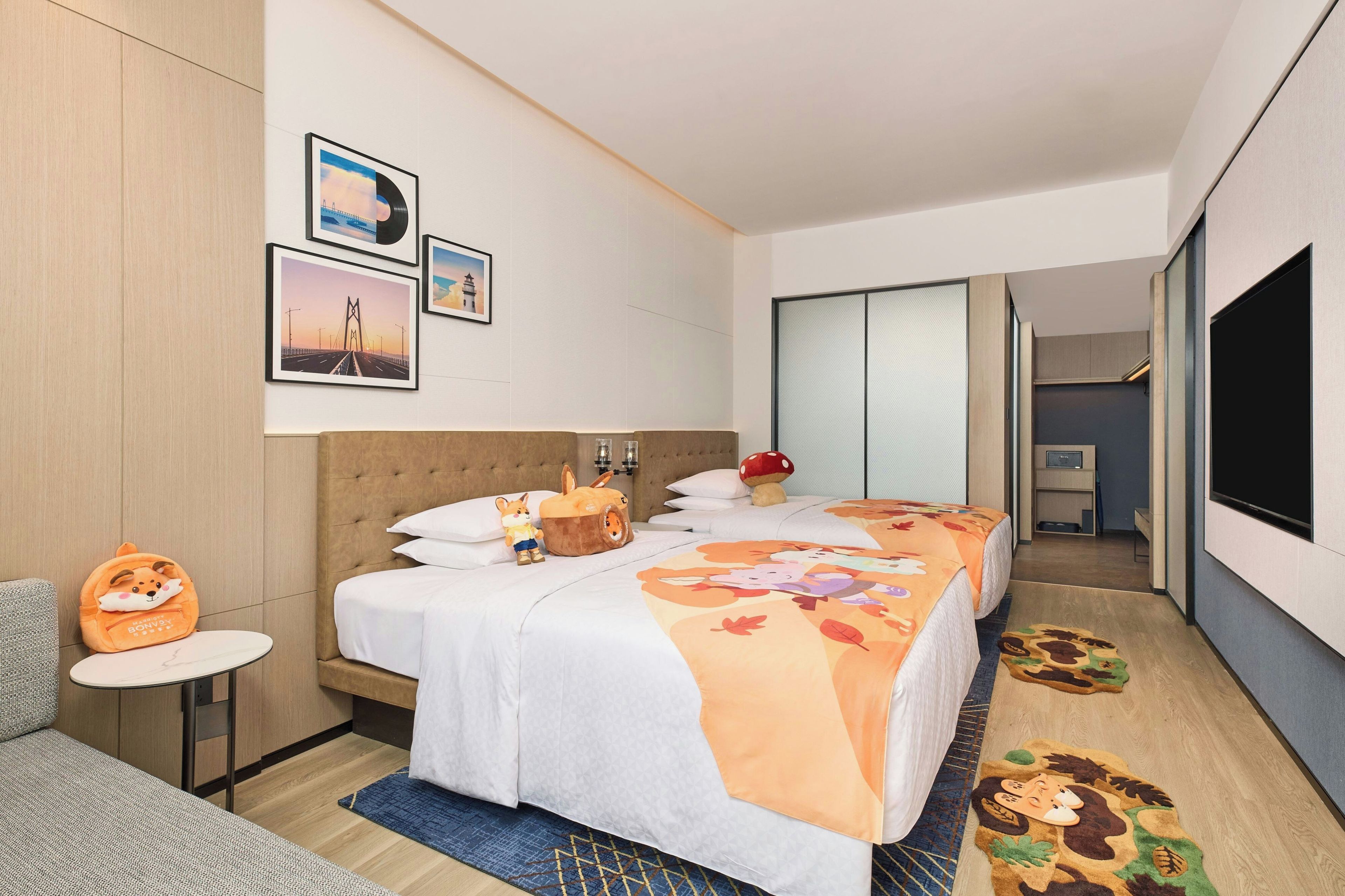 Una habitación de hotel con cama, sofá, una mesita y televisor.