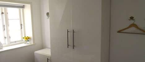 Iron/ironing board, WiFi (free), bed sheets