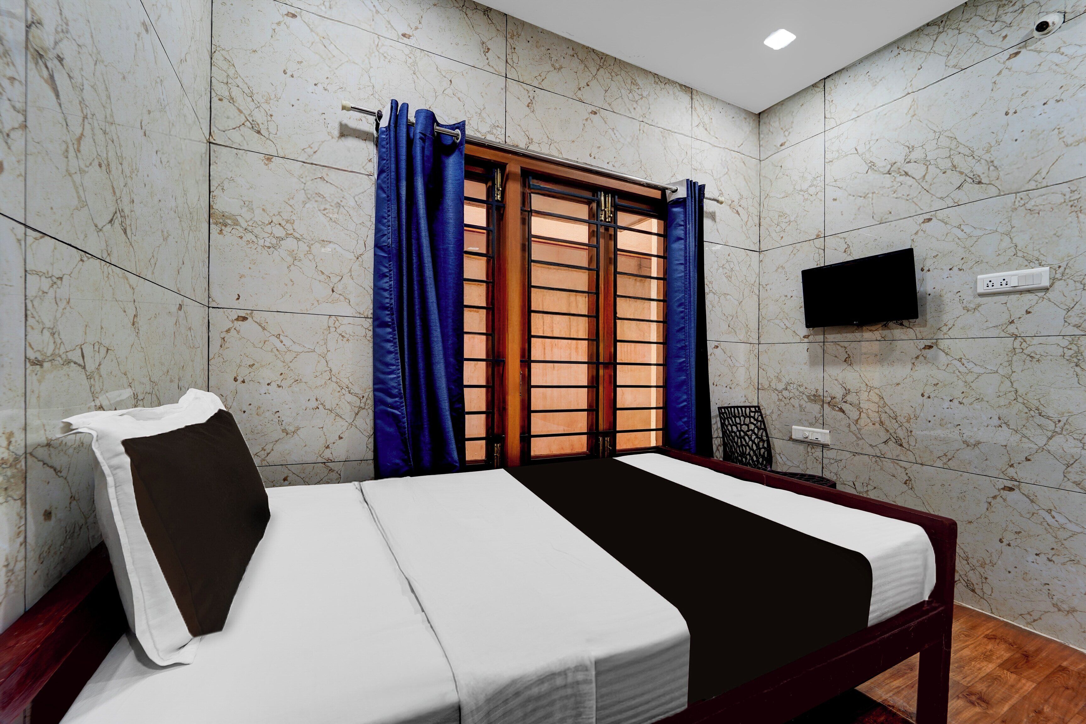 Escritorio, wifi gratis y ropa de cama 