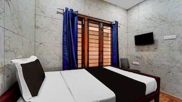 Escritorio, wifi gratis y ropa de cama