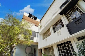 Un edificio de varios pisos con un cartel que dice 'Collection' en la parte superior.