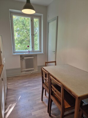 Huoneisto, 1 makuuhuone, patio | Ruokasali