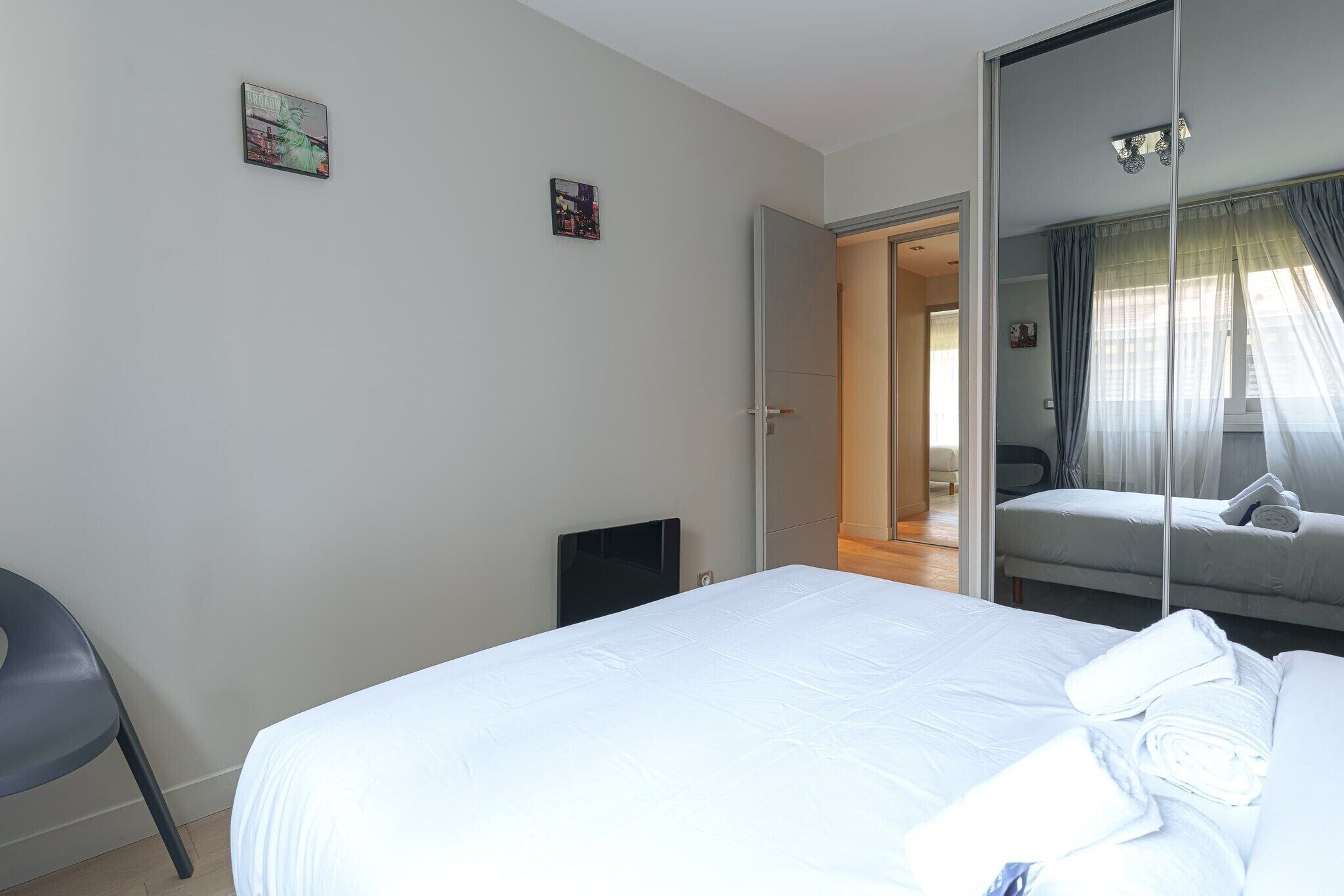 3 chambres, bureau, fer et planche à repasser, lit de bébé portatif