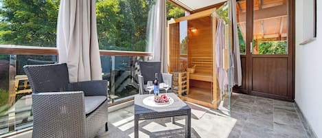 Family House, 3 Bedrooms, 2 Bathrooms, Mountainside (Greenwood Retreat With Hot Tub &) | Outdoor dining