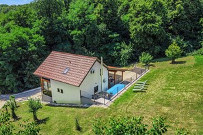 Family House, 3 Bedrooms, 2 Bathrooms, Mountainside (Greenwood Retreat With Hot Tub &) | Exterior