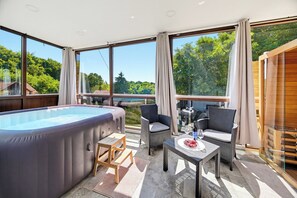 Family House, 3 Bedrooms, 2 Bathrooms, Mountainside (Greenwood Retreat With Hot Tub &) | Outdoor spa tub