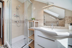 Family House, 3 Bedrooms, 2 Bathrooms, Mountainside (Greenwood Retreat With Hot Tub &) | Bathroom - Greenwood Retreat With Hot Tub & Sauna (Sveti Martin na Muri)