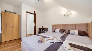Family House, 3 Bedrooms, 2 Bathrooms, Mountainside (Greenwood Retreat With Hot Tub &) | 3 bedrooms