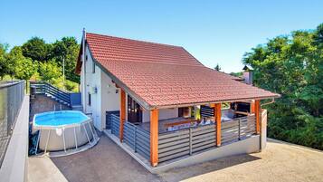 Casa familiar, 3 habitaciones, 2 baños, junto a la montaña (Greenwood Retreat With Hot Tub &) | Terraza o patio