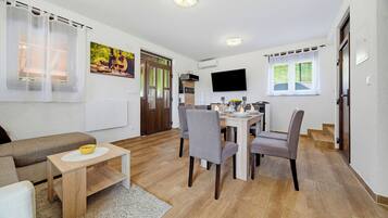 Family House, 3 Bedrooms, 2 Bathrooms, Mountainside (Greenwood Retreat With Hot Tub &) | Living room