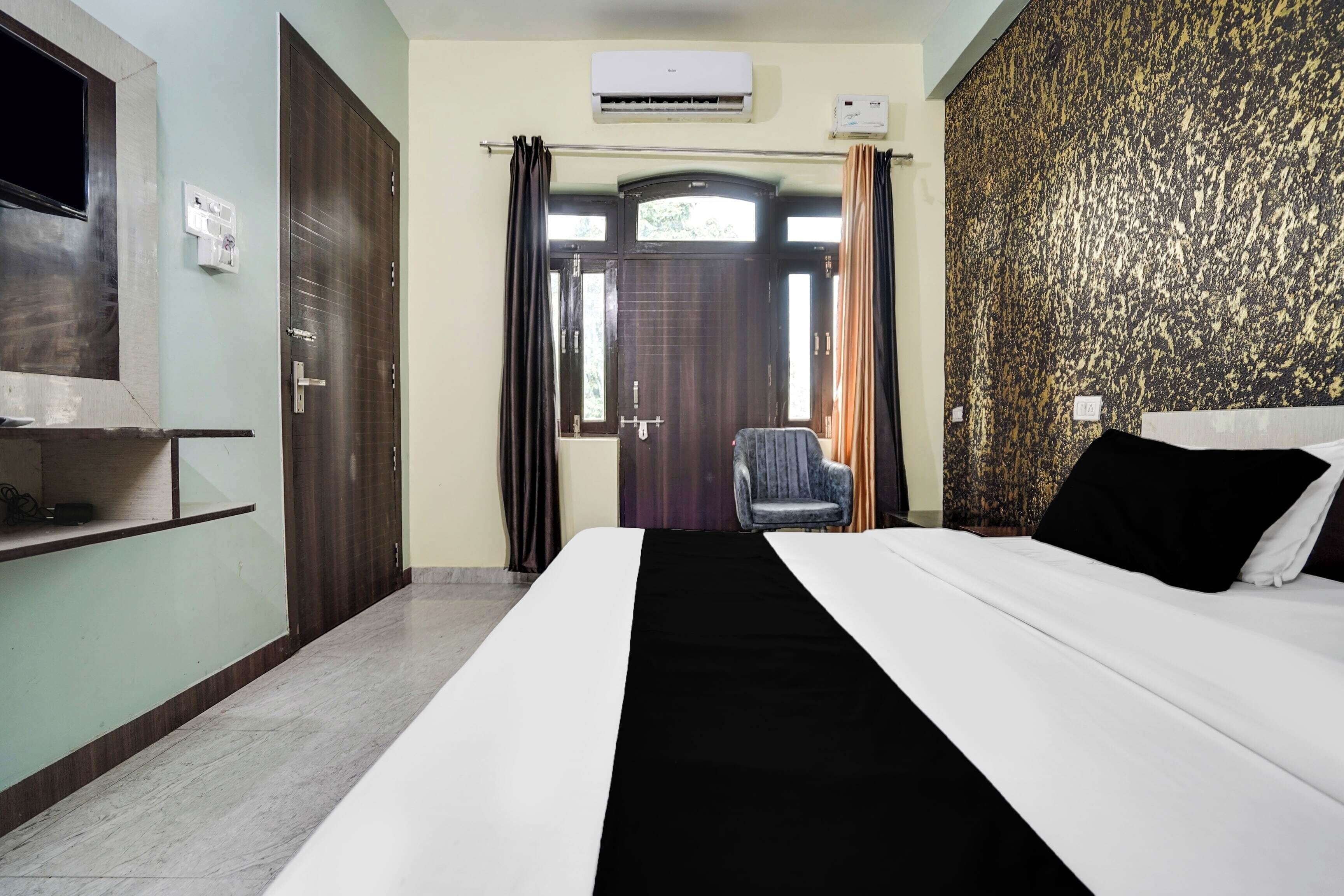 Desk, WiFi (free), bed sheets