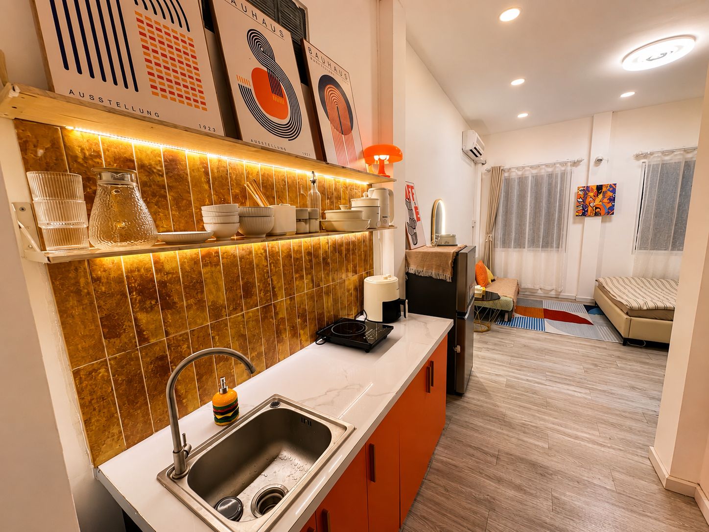 Una cocina moderna con un lavamanos, encimera y salpicadero con azulejos.