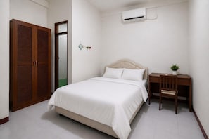 1 bedroom, desk, free WiFi, bed sheets