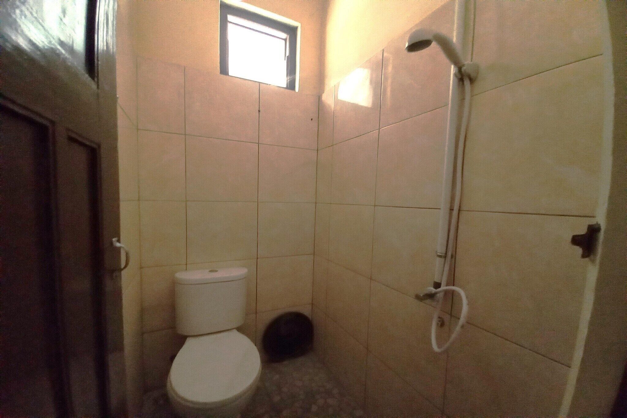 Douche, bidet, serviettes fournies