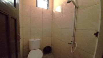 Douche, bidet, serviettes fournies