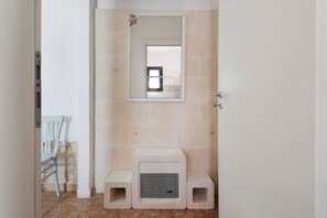 A bathroom with a mirror, a toilet, and a shower area. - Camera Mora - 3 Guests - (Porto Cesareo)