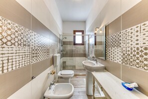 Een douche, een haardroger, handdoeken