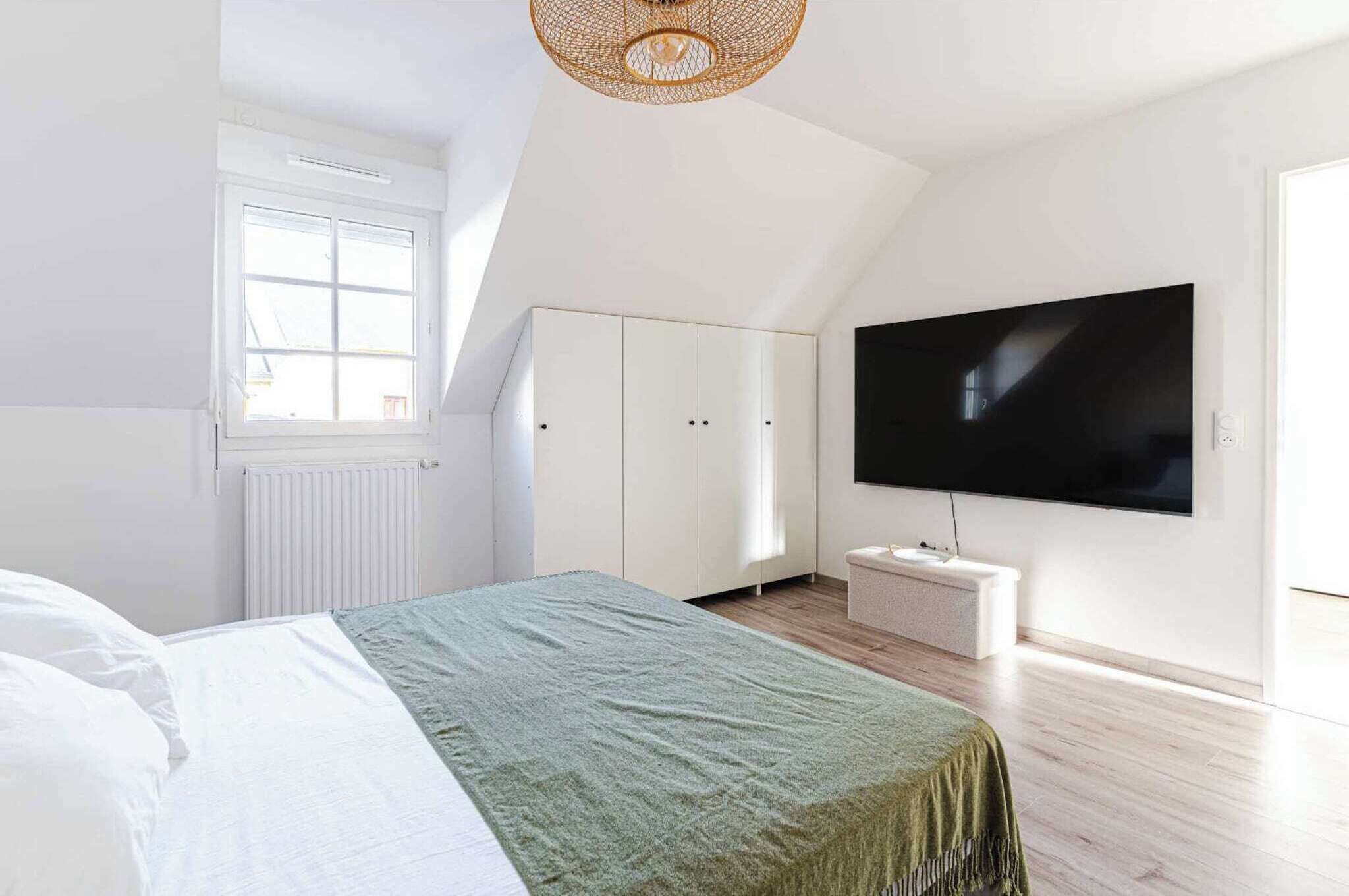 4 bedrooms, desk, iron/ironing board, internet