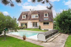 A two-story house with a swimming pool, a covered patio, and a well-maintained garden. - Exceptional House with Pool 12P – Englesqueville (Englesqueville-en-Auge)