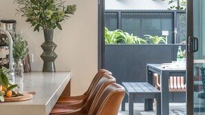 Uma cozinha moderna com área de jantar, uma janela grande e vista para o exterior.