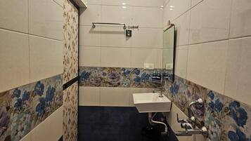 Ducha, artículos de tocador gratuitos, toallas, jabón