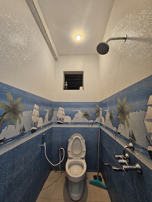 Ducha, artículos de higiene personal gratuitos, toallas y jabón