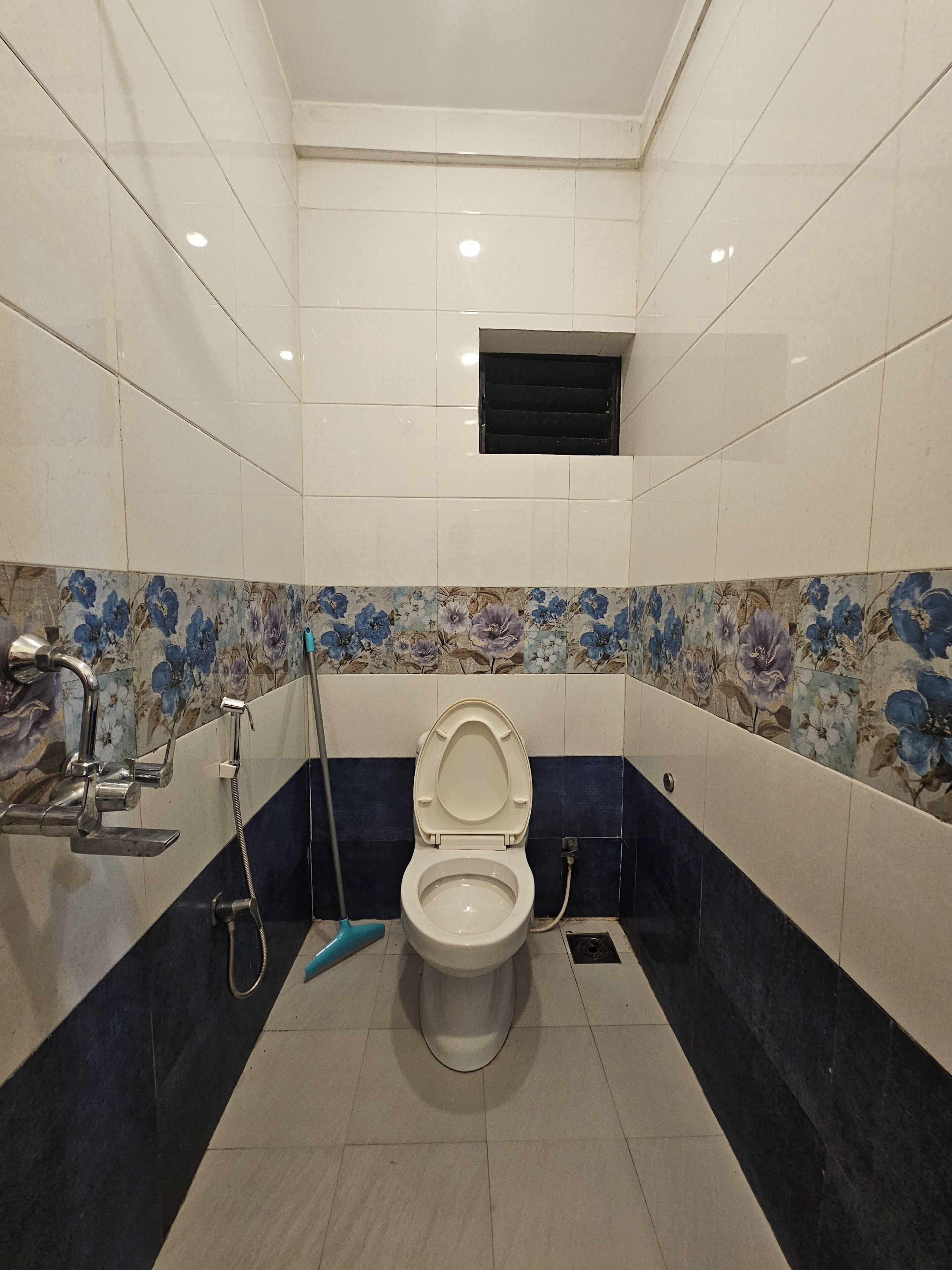 Un baño con inodoro, ducha y bidé.