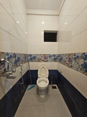 A bathroom with a toilet, a shower, and a bidet. - Coastal Chapter, 5 minutes to Calangute Beach (Calangute)