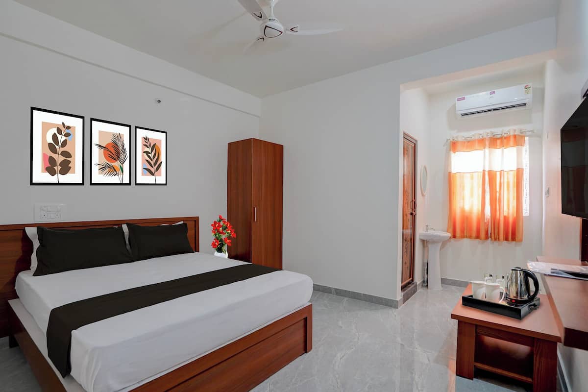 Deluxe Room | Desk, WiFi (free), bed sheets
