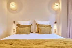Ein Hotelzimmer mit einem Bett, zwei Wandleuchten und einem Vorhang.