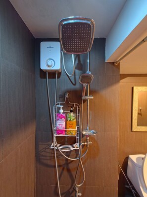 Bathroom - Casa Rosa1 2BR in BGC 5th Ave Wifi 300 Mbps 5 pax (Taguig)