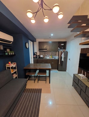 Living room - Casa Rosa1 2BR in BGC 5th Ave Wifi 300 Mbps 5 pax (Taguig)