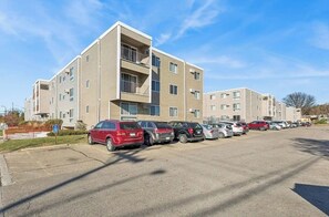 Un parking à plusieurs étages où sont garées plusieurs voitures.