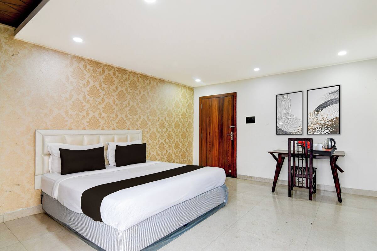 Escritorio, wifi gratis, ropa de cama