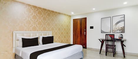Escritorio, wifi gratis y ropa de cama