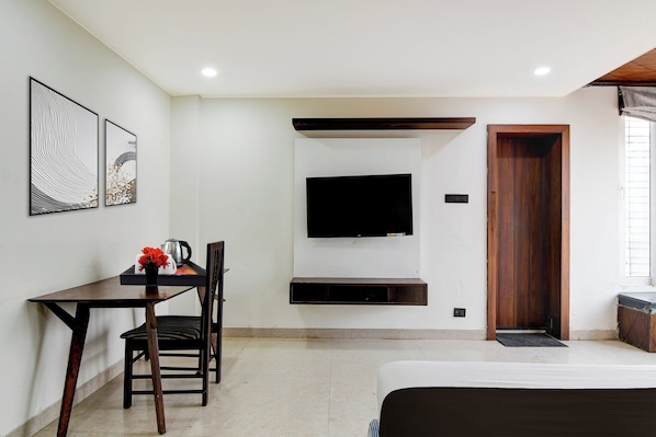Escritorio, wifi gratis y ropa de cama 