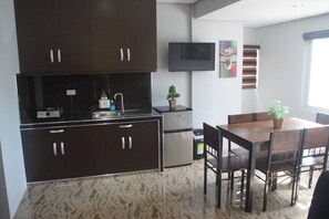 Dining room - Avana Hills Tagaytay Villa (Tagaytay)