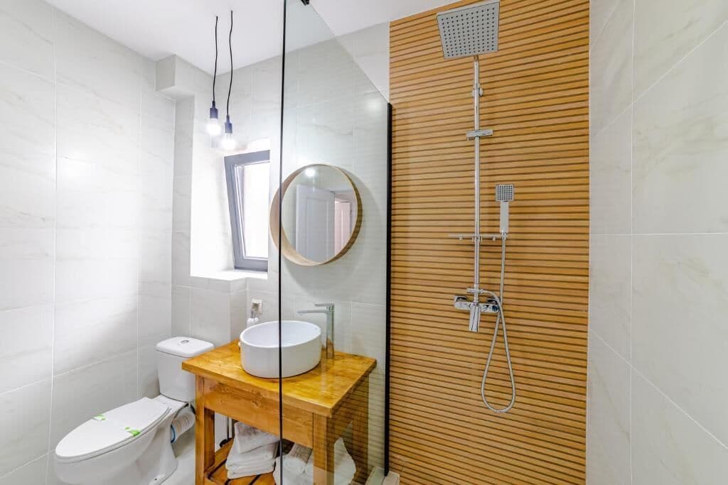 Apartemen, 1 Tempat Tidur King dengan tempat tidur Sofa, dapur kecil, pemandangan gunung | Kamar mandi | Shower, pengering rambut, handuk, dan sabun