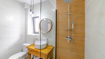 Apartemen, 1 Tempat Tidur King dengan tempat tidur Sofa, dapur kecil, pemandangan gunung | Kamar mandi | Shower, pengering rambut, handuk, dan sabun