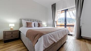 Appartement, 1 kingsize bed met slaapbank, kitchenette, uitzicht op bergen | Een kluis op de kamer, een strijkplank/strijkijzer, gratis wifi