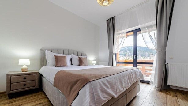 Departamento, 1 cama King size y sofá cama, cocineta, vista a la montaña | Caja de seguridad en la habitación y tabla de planchar con plancha