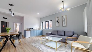 Departamento, 1 cama King size y sofá cama, cocineta, vista a la montaña | Área de sala de estar