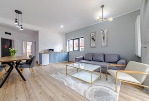 Apartamento, 1 cama de matrimonio grande con sofá cama, cocina básica, vistas a la montaña | Zona de estar