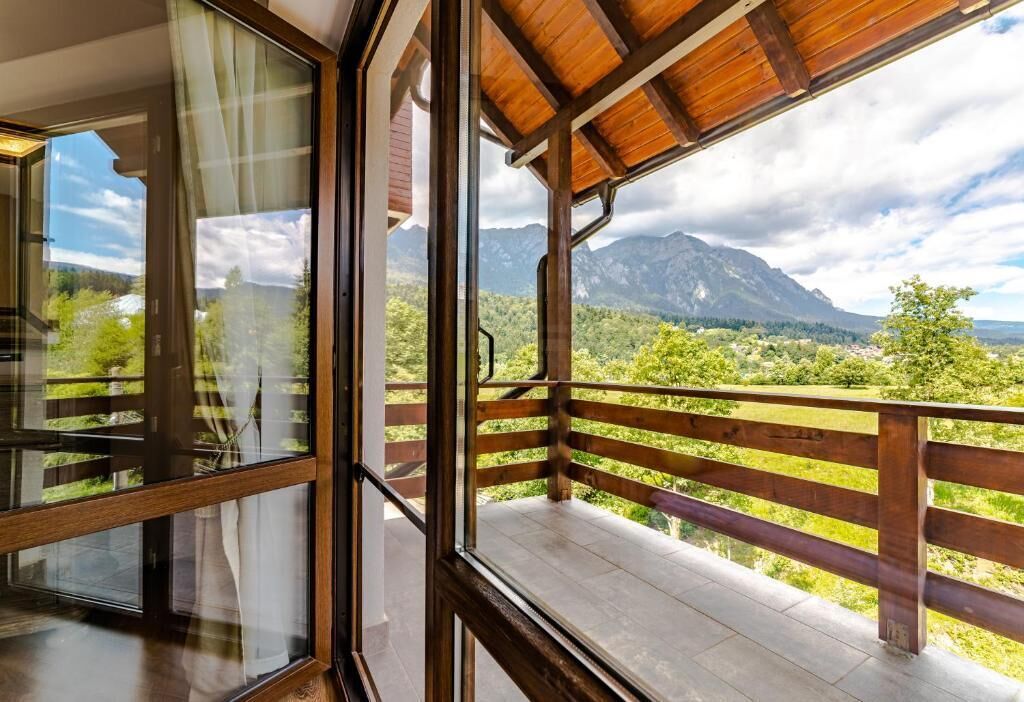 Apartment, 1 King Bed with Sofa bed, Kitchenette, Mountain View | Property grounds