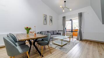 Appartement, 1 kingsize bed met slaapbank, kitchenette, uitzicht op bergen | Dineren