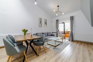 Leilighet, 1 kingsize-seng med sovesofa, tekjøkken, fjellutsikt | Spiseområde