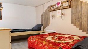 Room - Apartment 'Villa Andalouse' with Private Terrace, Wi-Fi and Air Conditioning (Poussan)