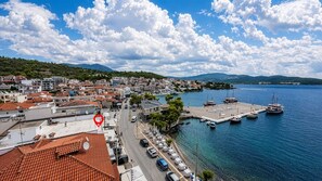A coastal town with a marina, buildings, and a clear sky. - Phos Residence by Rentals Pro - Neos Marmaras Halkidiki (Neos Marmaras)