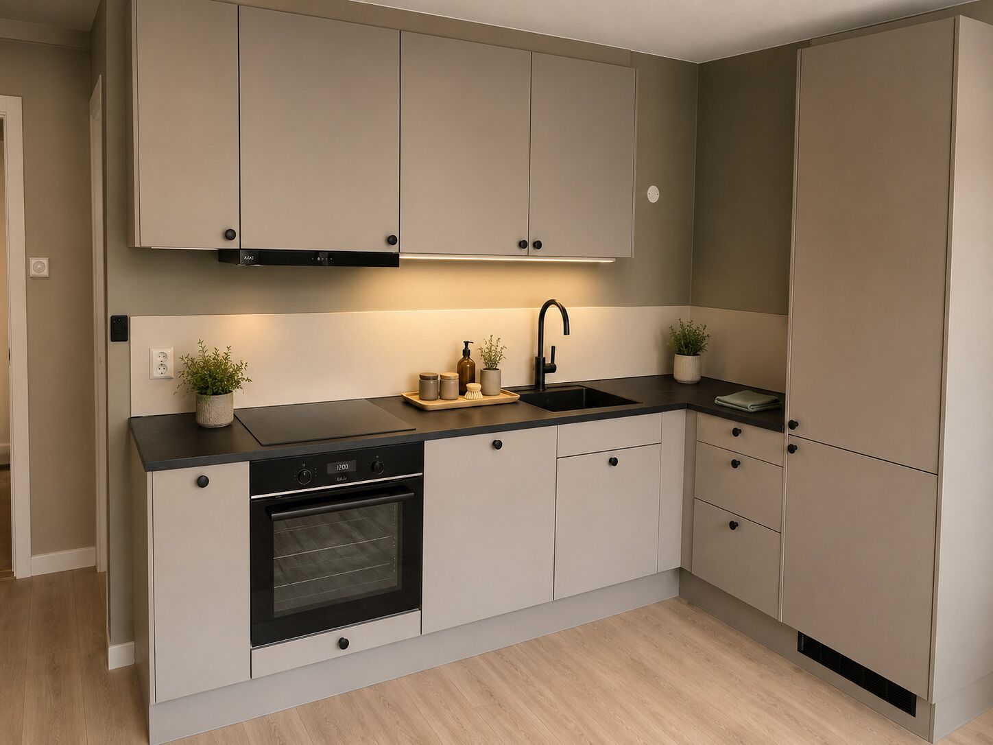 Wasserkocher mit Kaffee-/Teezubehör, Kühlschrank, Mikrowelle, Ofen