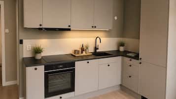 Wasserkocher mit Kaffee-/Teezubehör, Kühlschrank, Mikrowelle, Ofen
